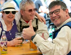 Drei Personen im Festzelt 