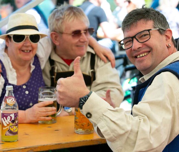 Drei Personen im Festzelt 