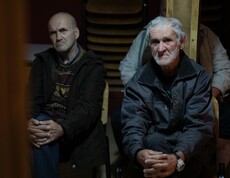 2 Männer sitzen im warmen Nachtasyl