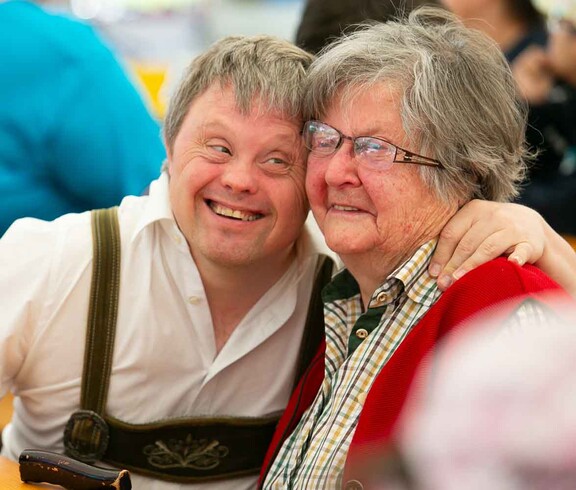 Mann und Frau sitzen nebeneinander