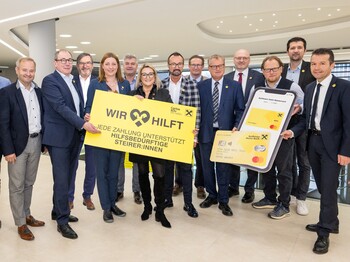 Vertreter*innen von Raiffeisen und Caritas Steiermark bei der Checkübergabe des "Wir hilft." Fonds