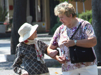 Zwei Frauen beim Spaziergang - two ladies go for a walk