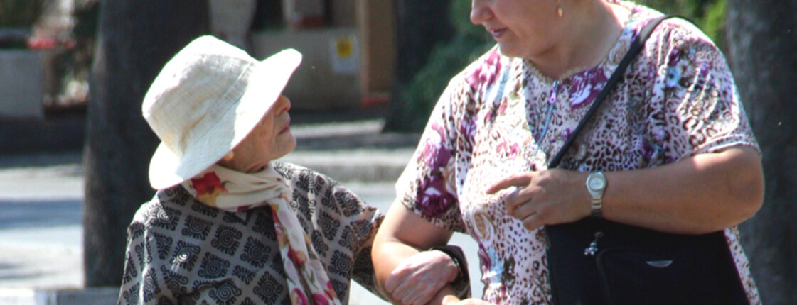 Zwei Frauen beim Spaziergang - two ladies go for a walk