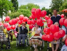 Sommerfest Haus St. Elisabeth Gruppenfoto rote Ballons