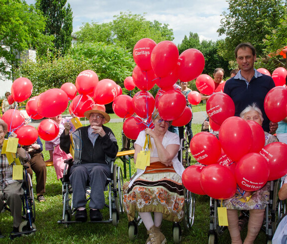 Sommerfest Haus St. Elisabeth Gruppenfoto rote Ballons