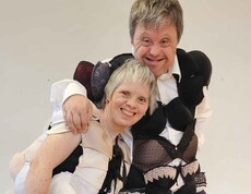 Zwei Personen in Kostümen aus lauter BHs