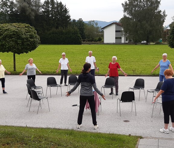 Senior*innen machen gemeinsam Qi Gong