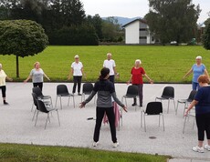 Senior*innen machen gemeinsam Qi Gong