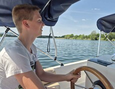 Bursch fährt mit E-Boot