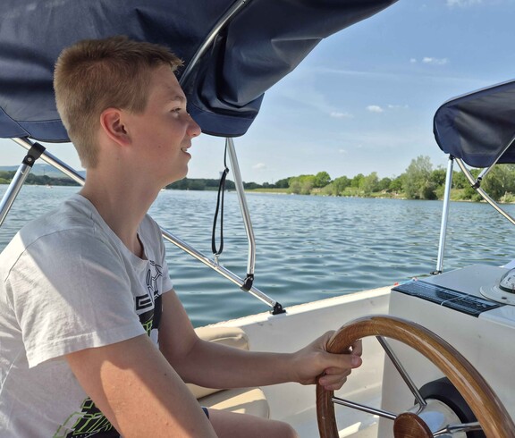 Bursch fährt mit E-Boot