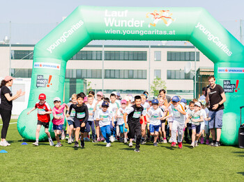 Kinder starten für das youngCaritas LaufWunder