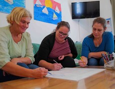Drei Frauen beginnen ein Bild zu malen