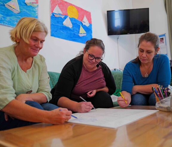 Drei Frauen beginnen ein Bild zu malen