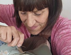 Frau näht ein Bühnenkostüm