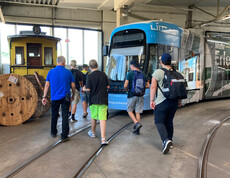 Action: Burschen gehen auf Straßenbahn zu