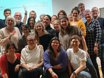 Eine Gruppe von Mitarbeiter*innen hat die Ausbildung zu Kursleiter*innen für Letzte Hilfe Kurse erfolgreich abgeschlossen