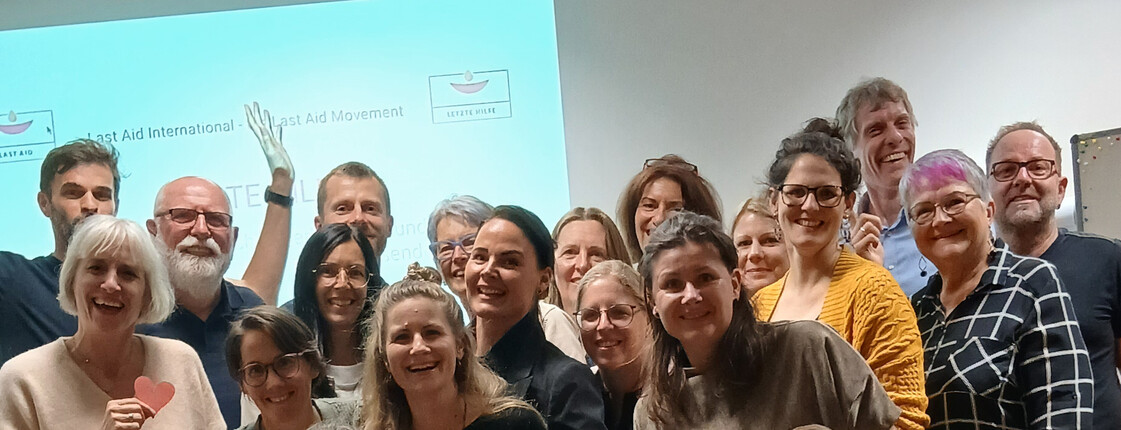 Eine Gruppe von Mitarbeiter*innen hat die Ausbildung zu Kursleiter*innen für Letzte Hilfe Kurse erfolgreich abgeschlossen
