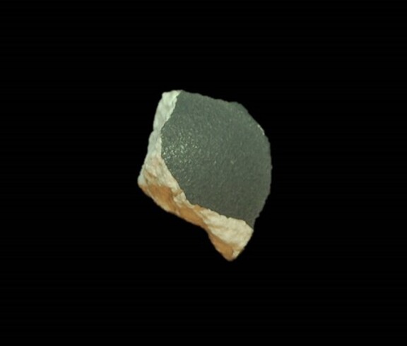 Bruchstück einer schwarzen Tablette