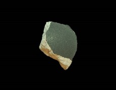 Bruchstück einer schwarzen Tablette