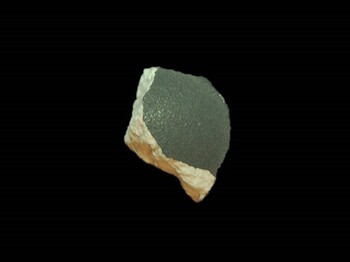 Bruchstück einer schwarzen Tablette