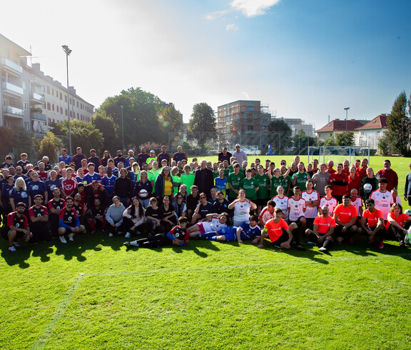 Gruppenfoto im am Fußballplatz mit ca. 130 Personen.