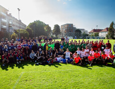 Gruppenfoto im am Fußballplatz mit ca. 130 Personen.