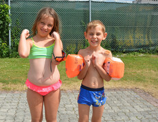 Mädchen und Bub in Bade-Outfit