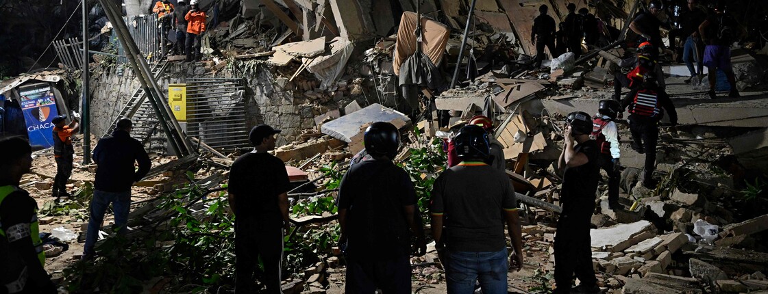 Rettungskräfte an Erdbebenruine in Venezuela