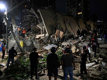 Rettungskräfte an Erdbebenruine in Venezuela