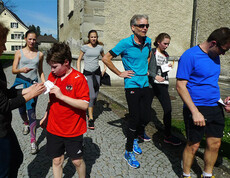 Menschen beim Stundenlauf im Freien. 