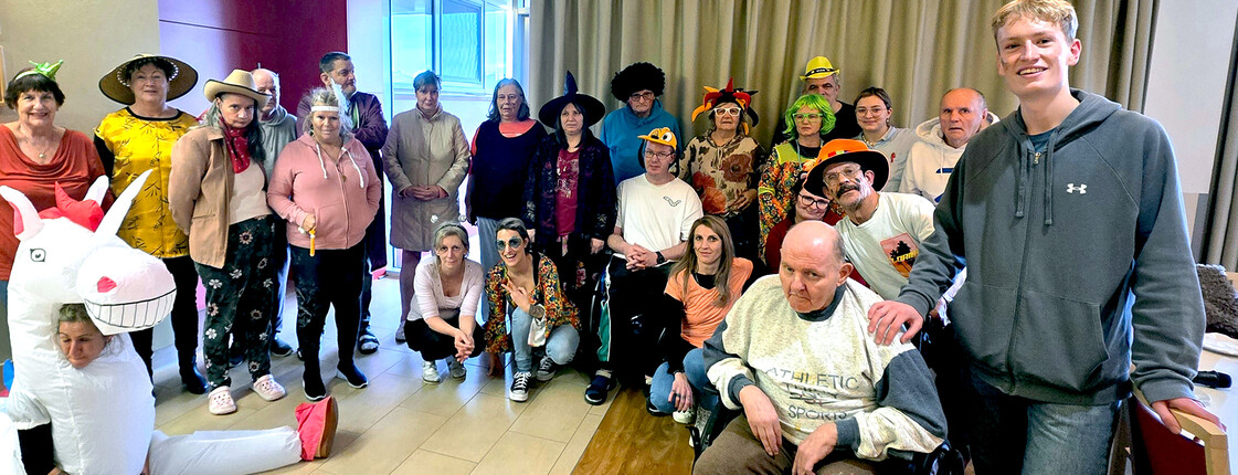 Viele verkleidete Personen