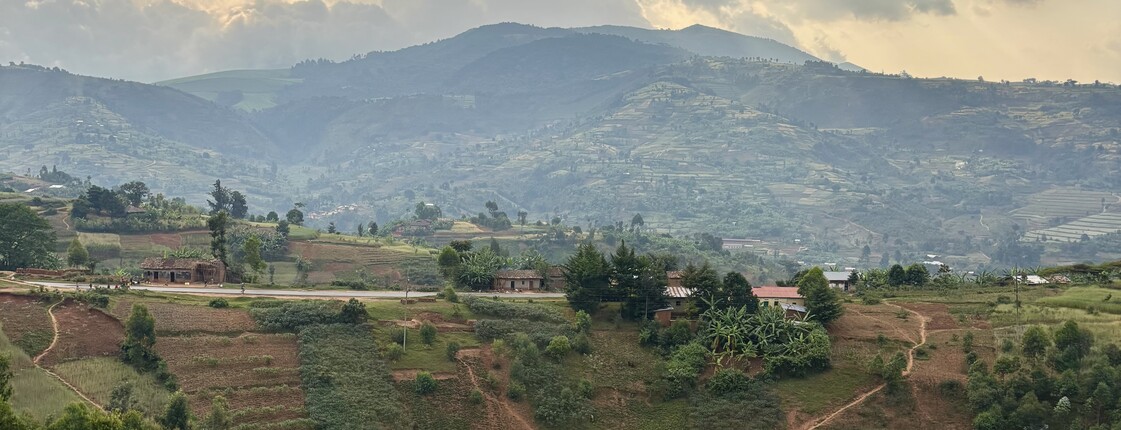 Landschaft in Burundi, grüne, steile Hügel prägen das Land.