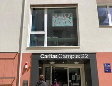Schulgebäude mit Plakat für Vintage Kleidermarkt