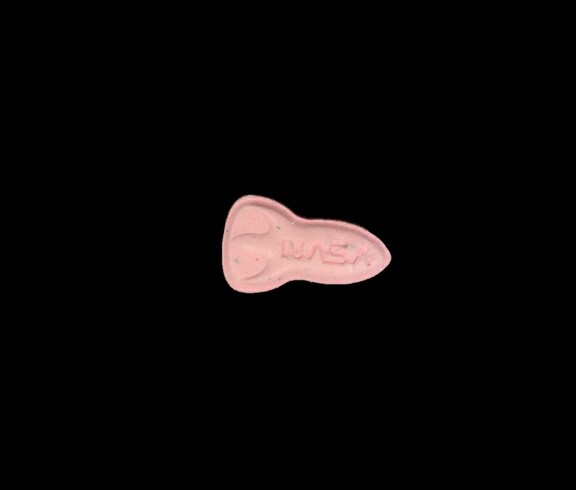 Dieses Bild zeigt eine rosa Pille (Logo NASA).