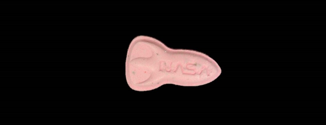 Dieses Bild zeigt eine rosa Pille (Logo NASA).
