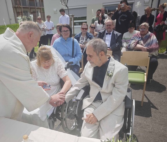 Pastoralassisten, Brautpaar, Gäste