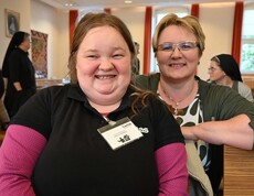 Zwei Frauen in einem großen Raum