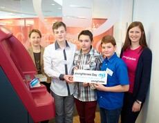 Gruppenfoto Sparkasse neben einem Geldautomaten Youngherosday 2015