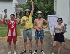 Drei Burschen und ein Mädchen jubeln, nach ihren Gewinnen bem Go-Kart-Rennen