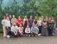 Eine Gruppenfoto von mehreren Personen im Freien.