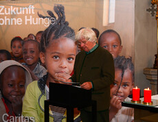 In der Pfarrkirche von Frastanz steht ein Mann fortgeschrittenen Alters mit weißen Haaren am Rednerpult. Der Hintergrund ziert ein großes Plakat mit afrikanischen Kindern. 