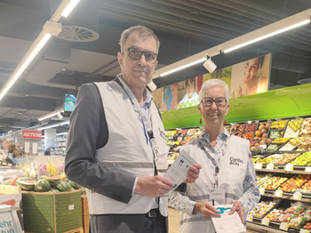 Zwei Freiwillige bei einer Lebensmittelsammlung