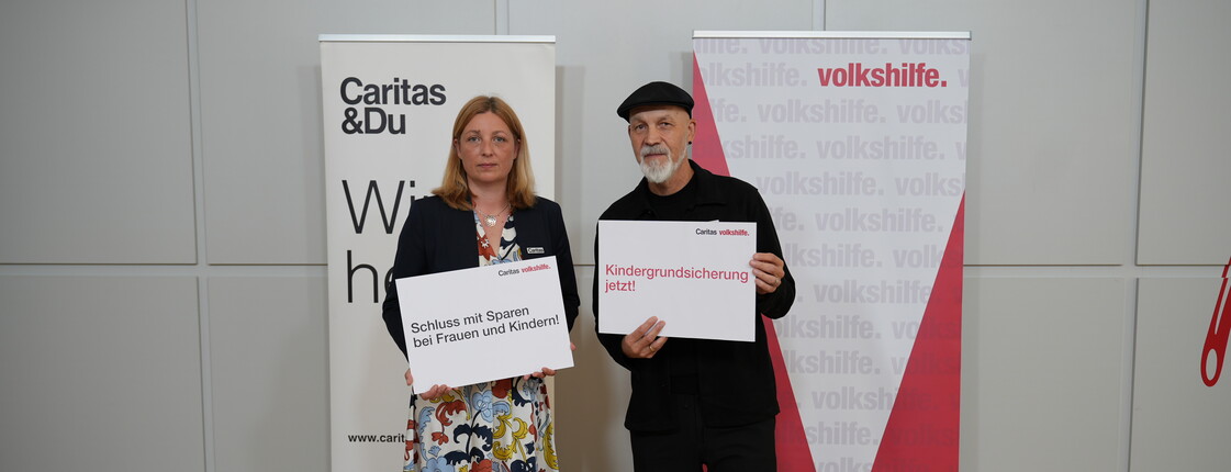 Caritas Präsidentin Nora Tödtling-Musenbichler und Erich Fenninger, Direktor der Volkshilfe Österreich zeigen die gemeinsamen Forderungen