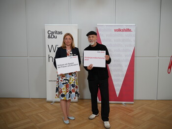 Caritas Präsidentin Nora Tödtling-Musenbichler und Erich Fenninger, Direktor der Volkshilfe Österreich zeigen die gemeinsamen Forderungen