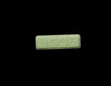 Dieses Bild zeigt eine weiße Pille (Logo XANAX).