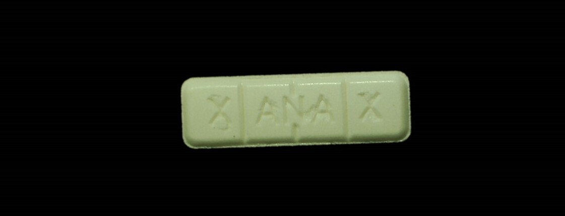 Dieses Bild zeigt eine weiße Pille (Logo Xanax)