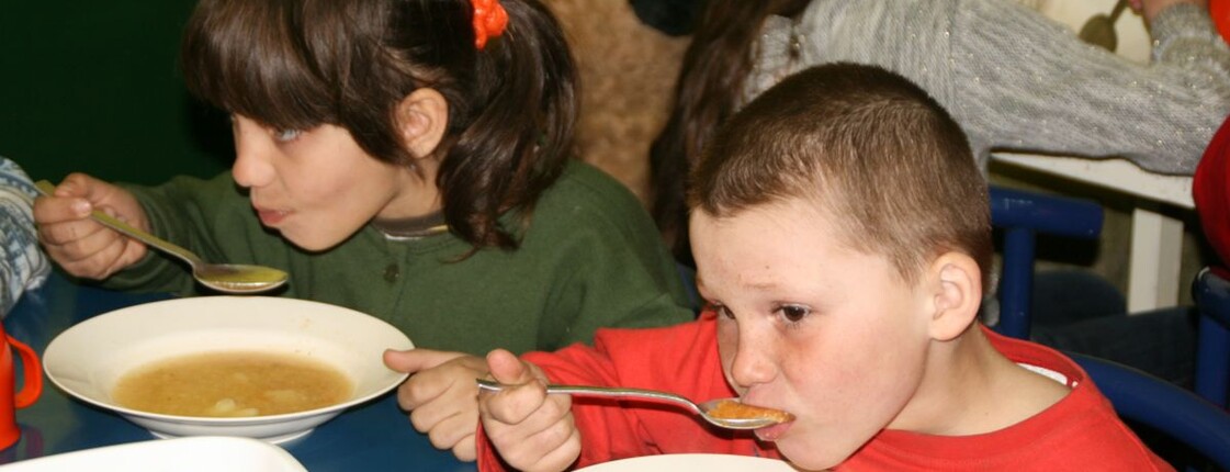 Ein Bub und ein Mädchen essen Suppe in der Kindertagesstätte in Nadrag.