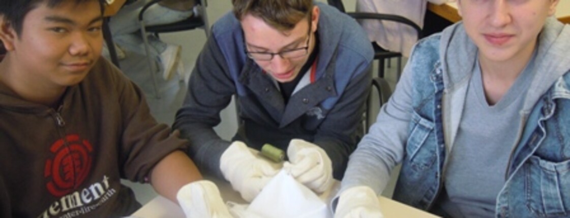 Schüler mit Handschuhen