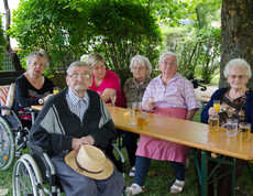 Sommerfest Haus St. Elisabeth Gruppenfoto ältere Damen