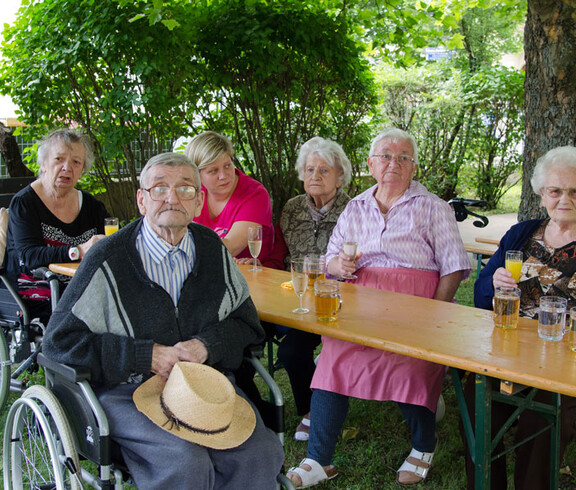 Sommerfest Haus St. Elisabeth Gruppenfoto ältere Damen